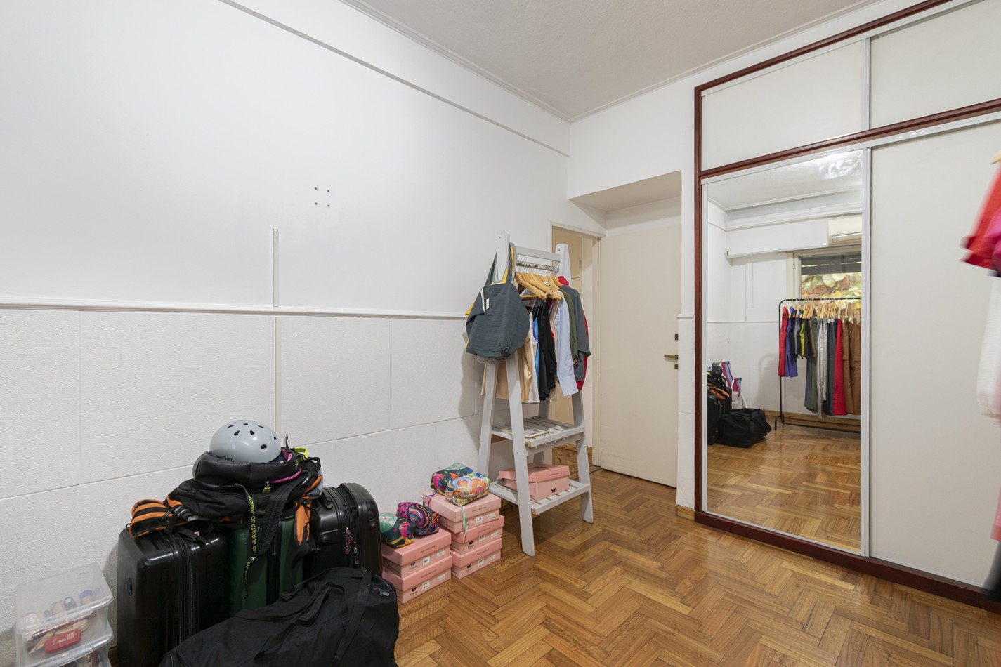 DEPARTAMENTO EN PB- 4 AMBIENTES CON 2 PATIOS-AVELLANEDA CENTRO