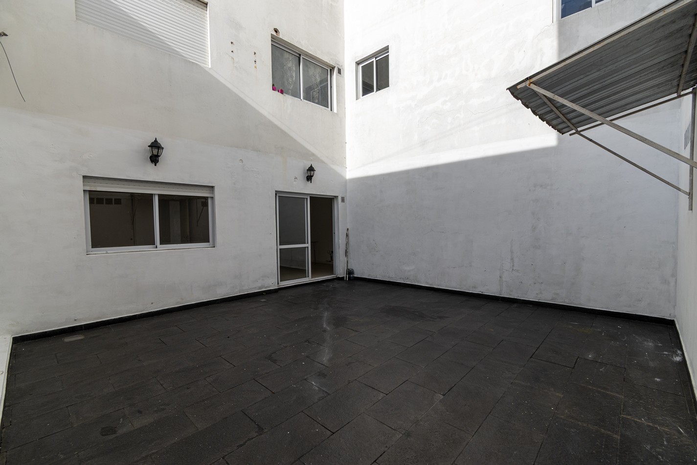 DEPARTAMENTO 2 AMB EN PB -CON COCHERA Y PATIO