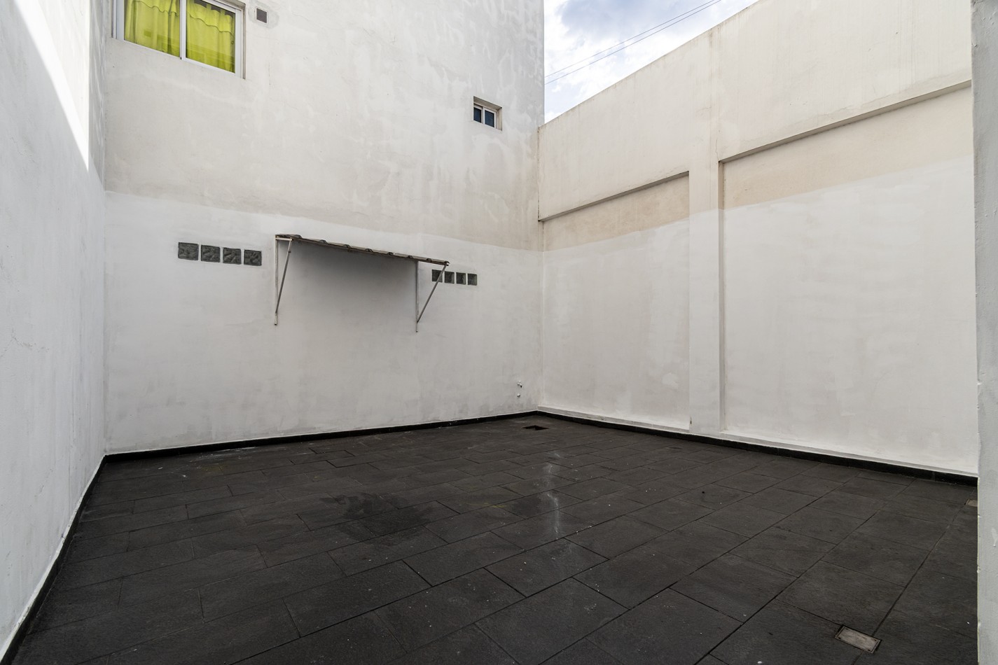 DEPARTAMENTO 2 AMB EN PB -CON COCHERA Y PATIO