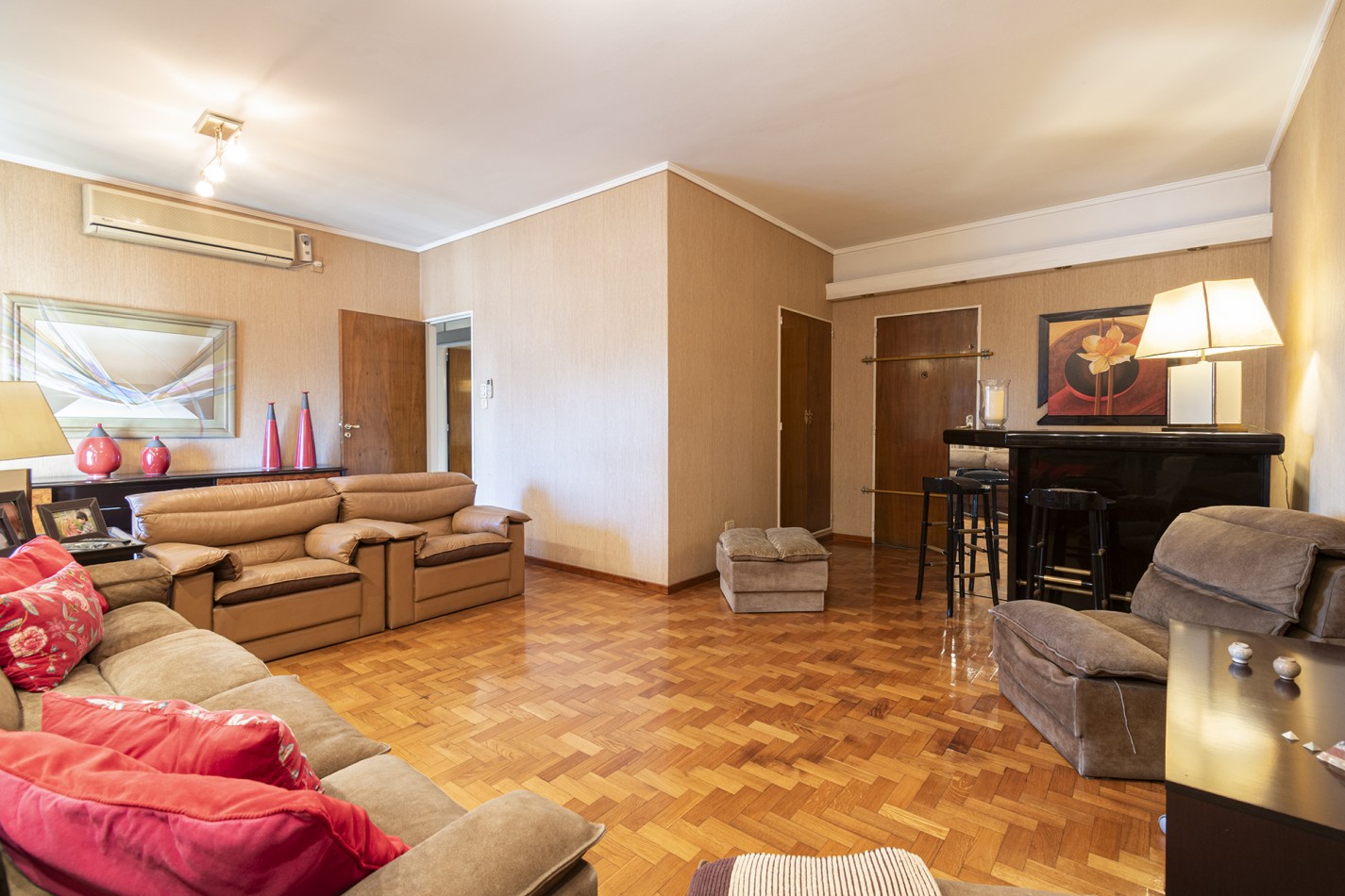 VENTA Excelente Departamento 4 ambientes en altura con cochera - Avellaneda Centro.