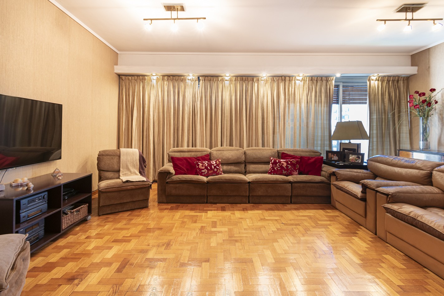 VENTA Excelente Departamento 4 ambientes en altura con cochera - Avellaneda Centro.