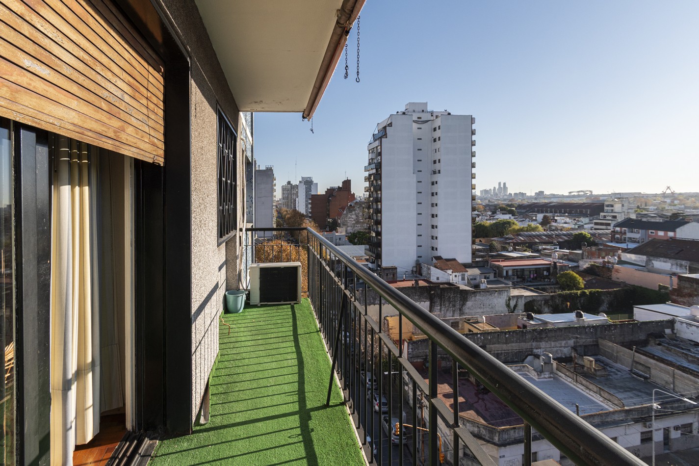 VENTA Excelente Departamento 4 ambientes en altura con cochera - Avellaneda Centro.