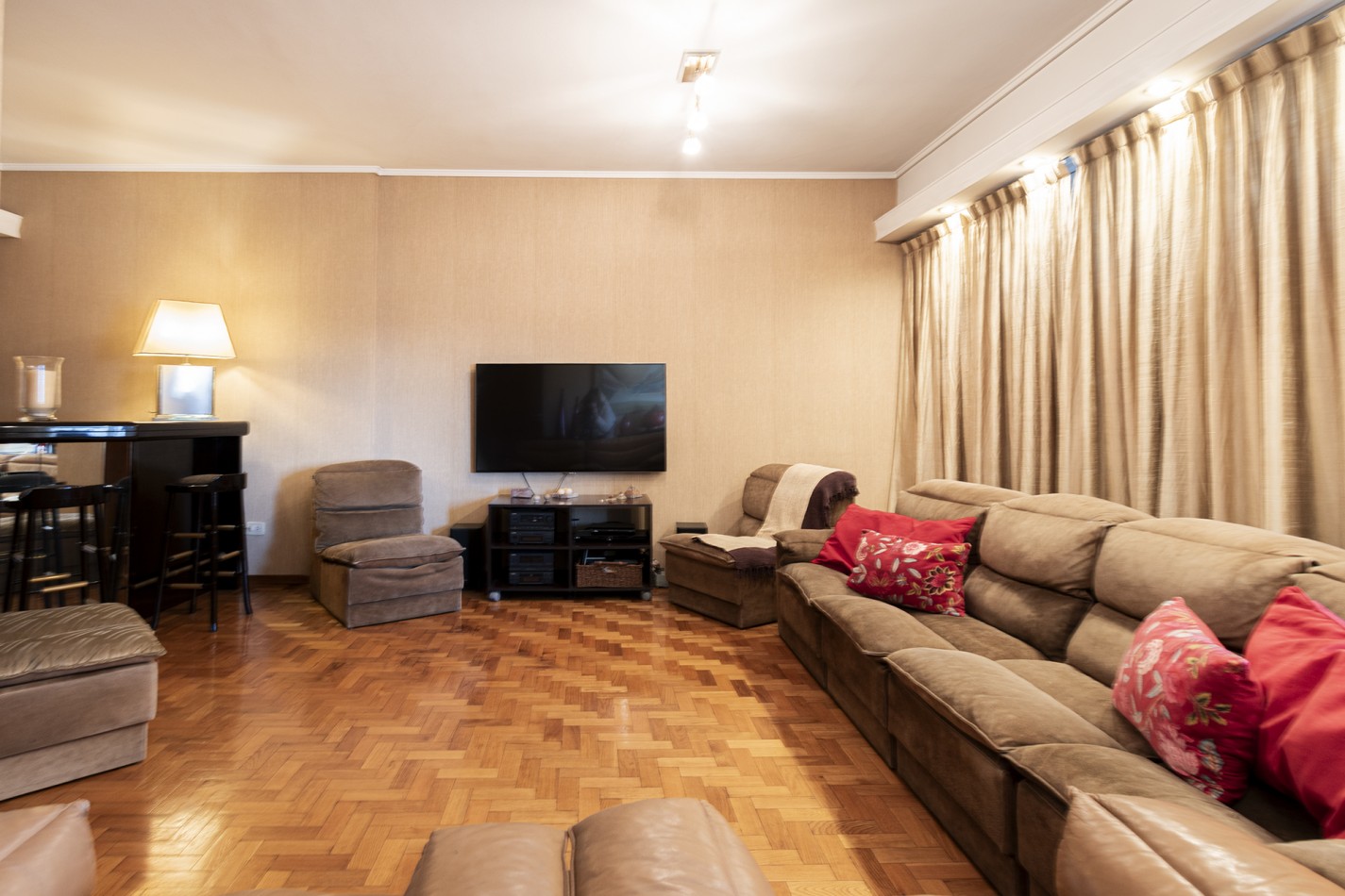 VENTA Excelente Departamento 4 ambientes en altura con cochera - Avellaneda Centro.
