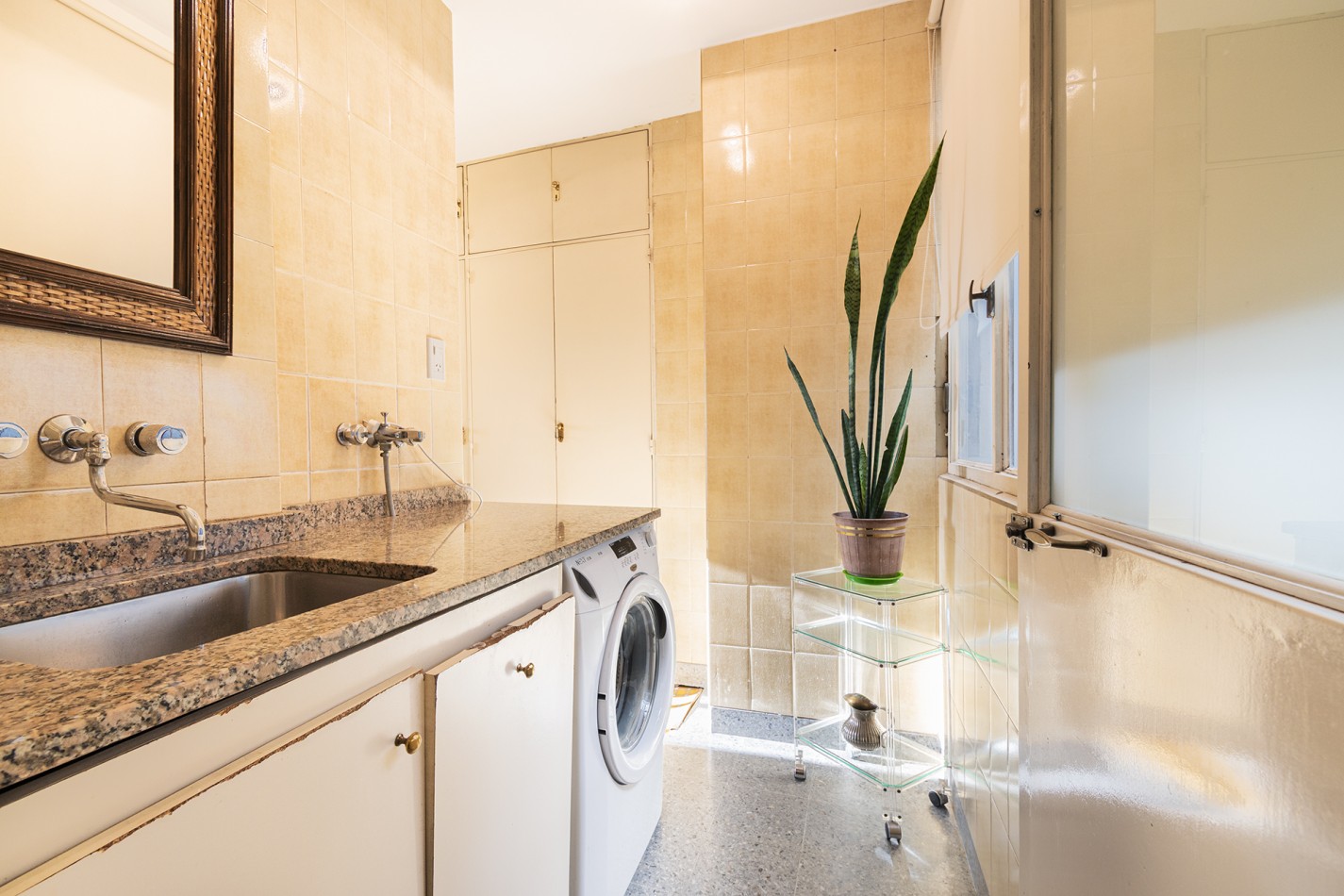VENTA Excelente Departamento 4 ambientes en altura con cochera - Avellaneda Centro.