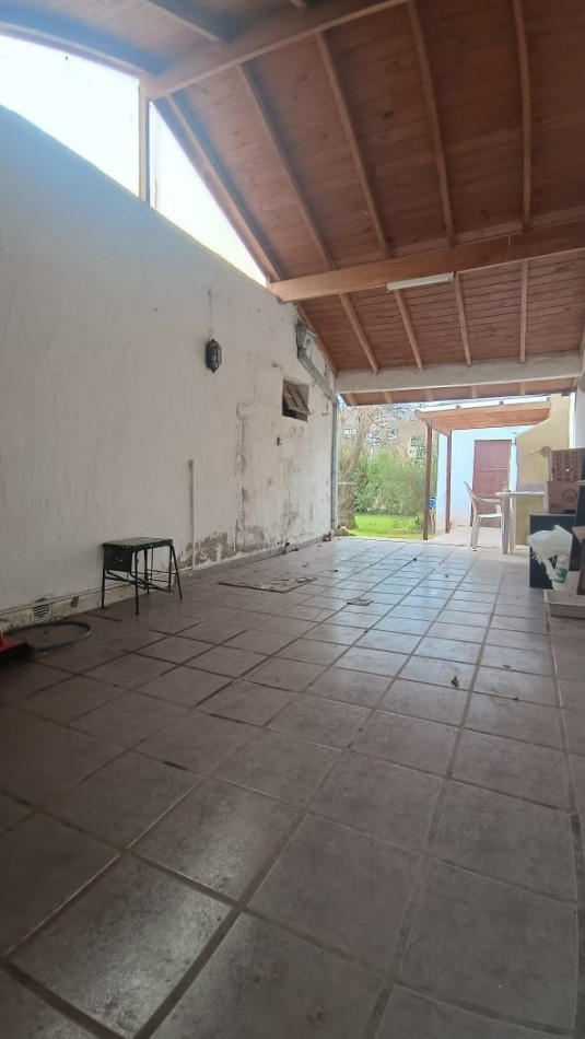 VENTA CASA DE 3 AMB. CON ALTILLO, PATIO CON PARRILLA