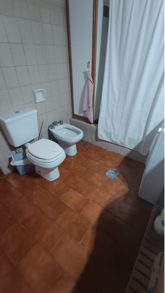 VENTA CASA DE 3 AMB. CON ALTILLO, PATIO CON PARRILLA