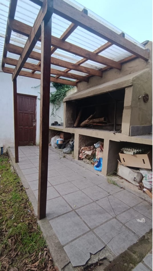 VENTA CASA DE 3 AMB. CON ALTILLO, PATIO CON PARRILLA