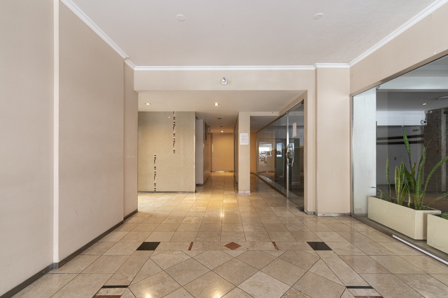 VENTA: DEPARTAMENTO 4 AMB- SEMIPISO C/COCHERA AL FRENTE