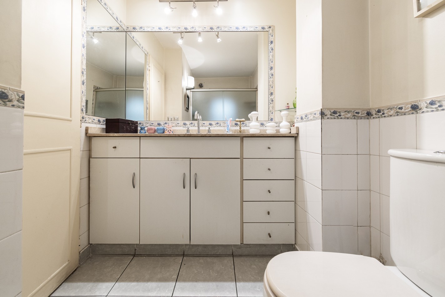 VENTA: DEPARTAMENTO 4 AMB- SEMIPISO C/COCHERA AL FRENTE