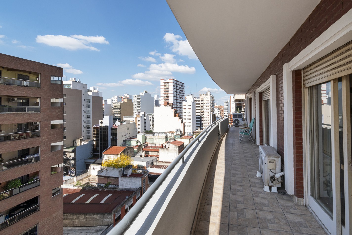 VENTA: DEPARTAMENTO 4 AMB- SEMIPISO C/COCHERA AL FRENTE