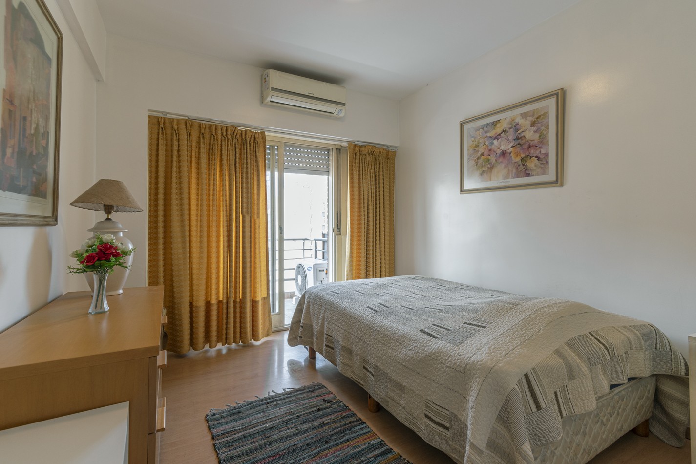 VENTA: DEPARTAMENTO 4 AMB- SEMIPISO C/COCHERA AL FRENTE