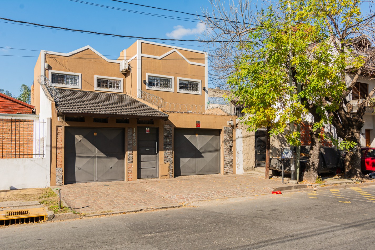 VENTA- Casa de 2 plantas con Quincho -, pileta y cochera doble en Gerli- Avellaneda