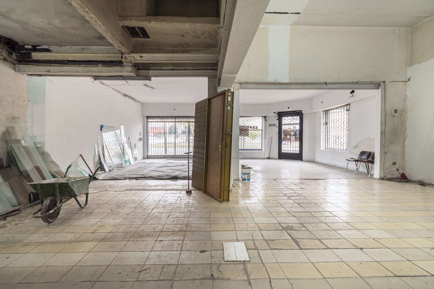 LOCAL COMERCIAL: Excelente en esquina sobre Av Mitre- Villa Dominico