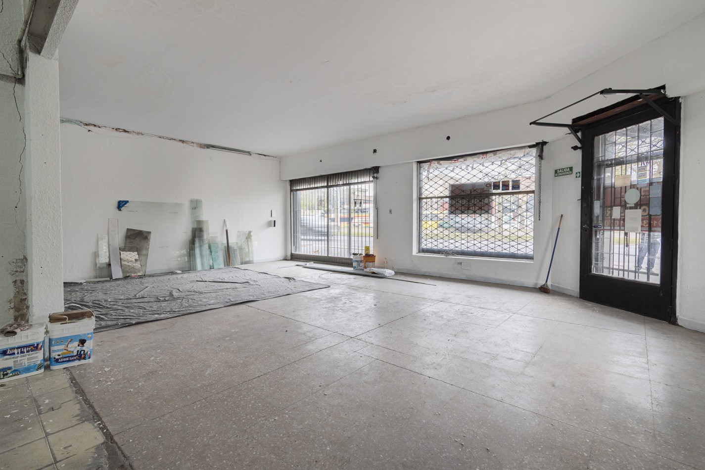 LOCAL COMERCIAL: Excelente en esquina sobre Av Mitre- Villa Dominico