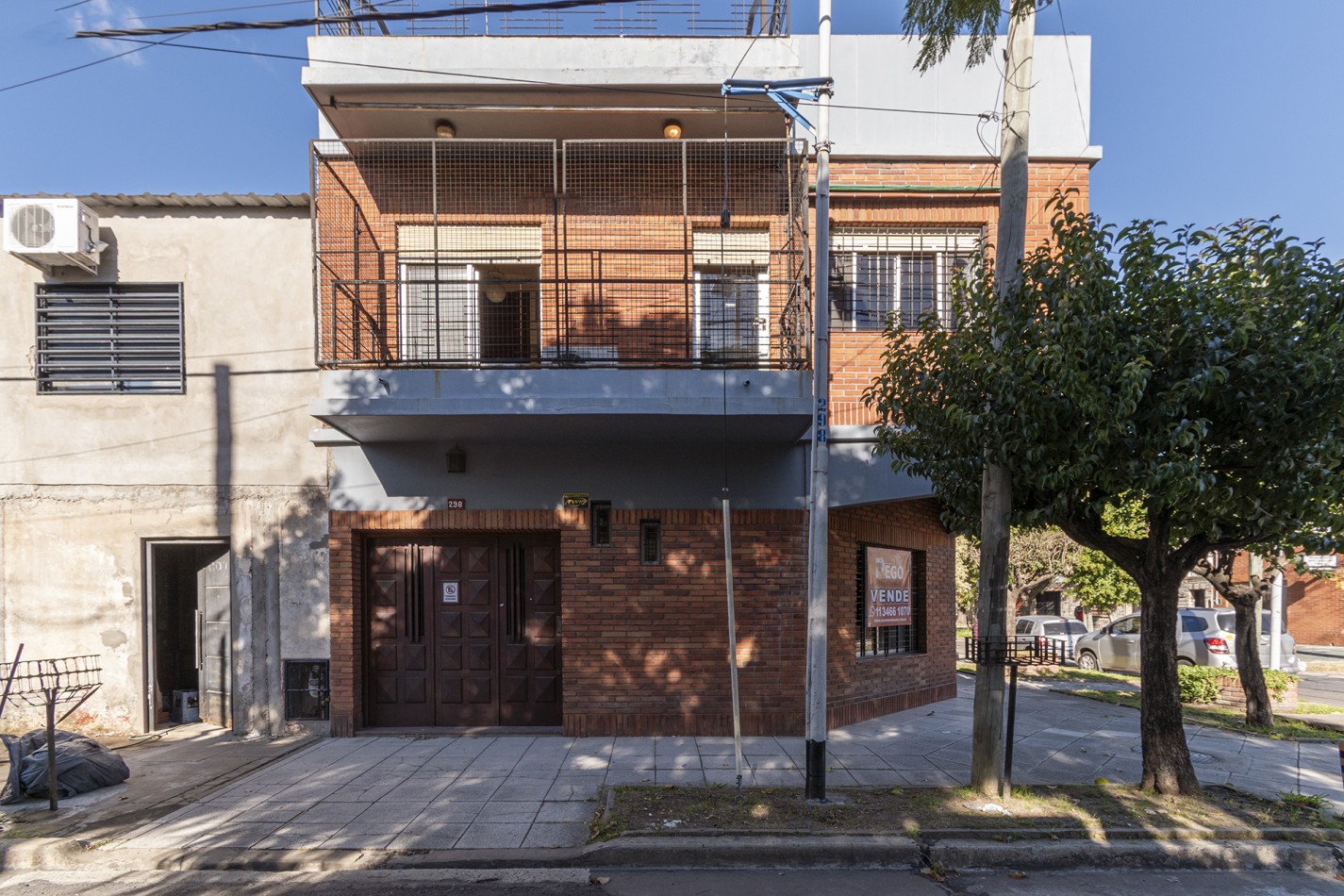 Excelente Casa de 4 Ambientes en Esquina con Cochera, Terraza y Parrilla