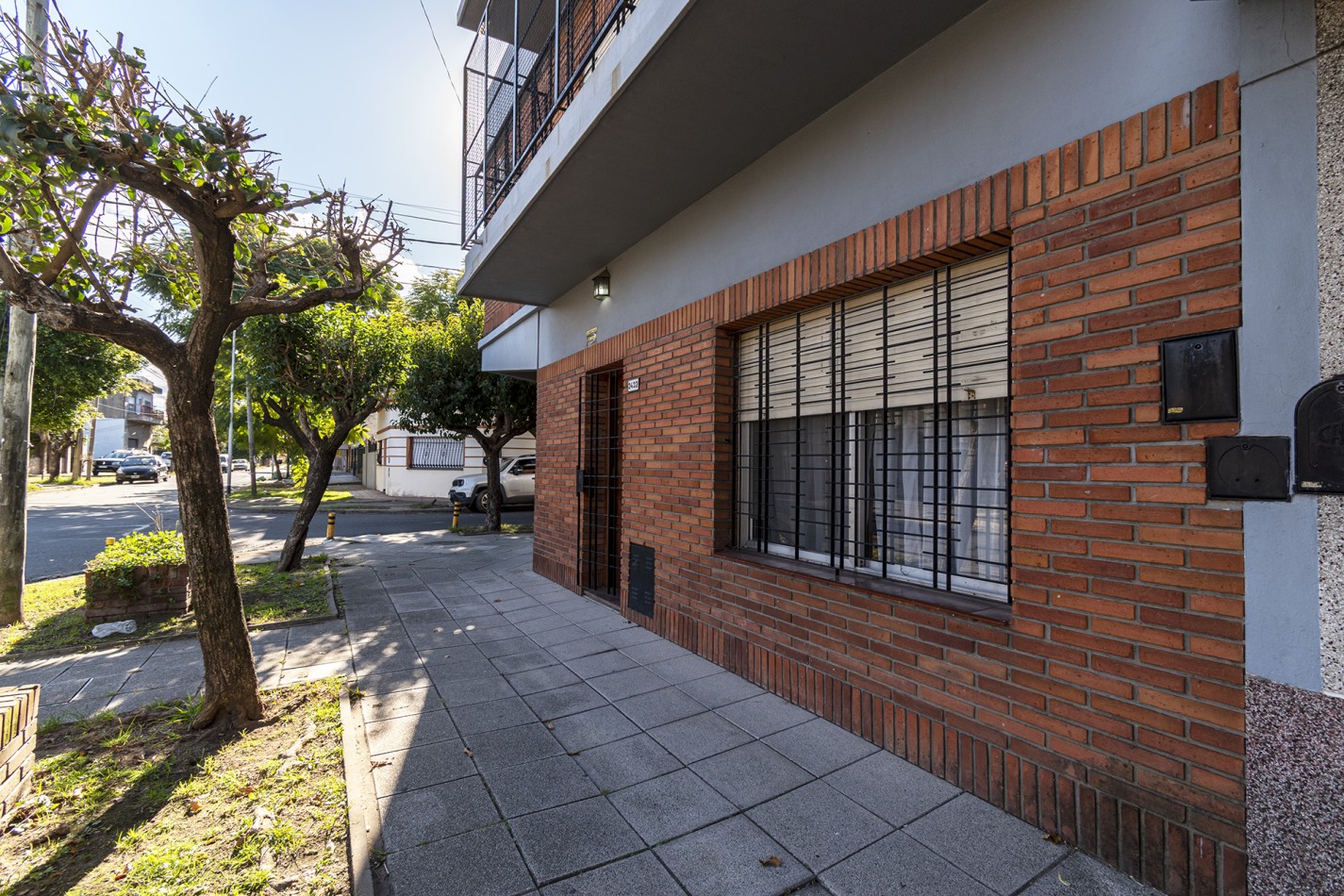 Excelente Casa de 4 Ambientes en Esquina con Cochera, Terraza y Parrilla
