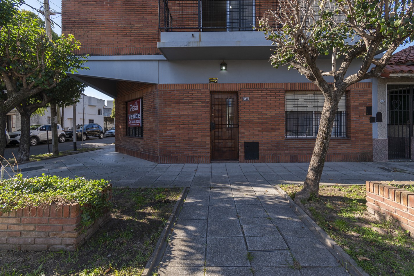 Excelente Casa de 4 Ambientes en Esquina con Cochera, Terraza y Parrilla