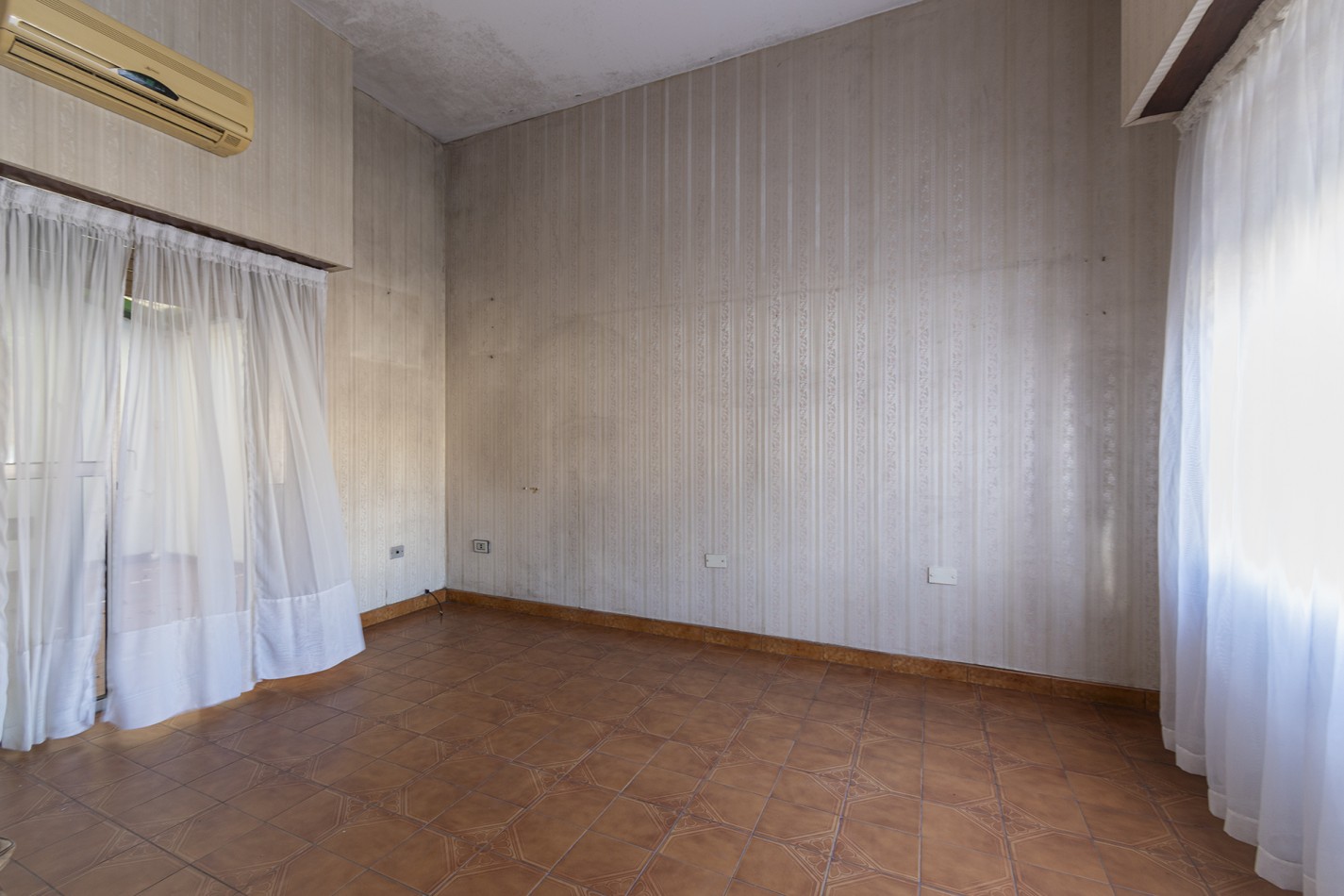 Excelente Casa de 4 Ambientes en Esquina con Cochera, Terraza y Parrilla