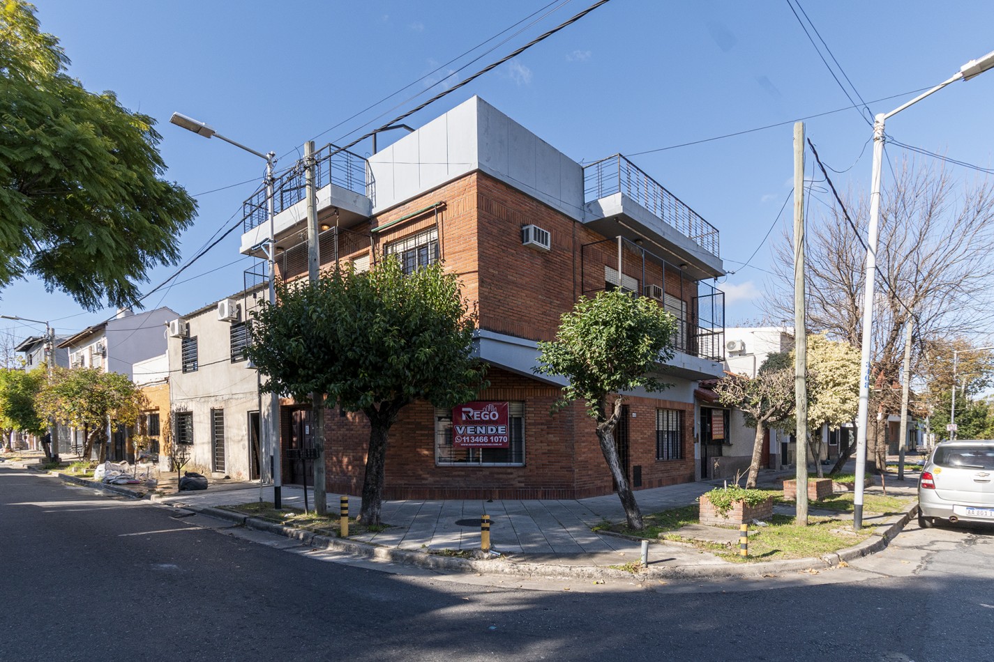 Excelente Casa de 4 Ambientes en Esquina con Cochera, Terraza y Parrilla
