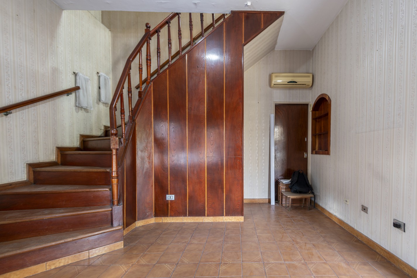 Excelente Casa de 4 Ambientes en Esquina con Cochera, Terraza y Parrilla