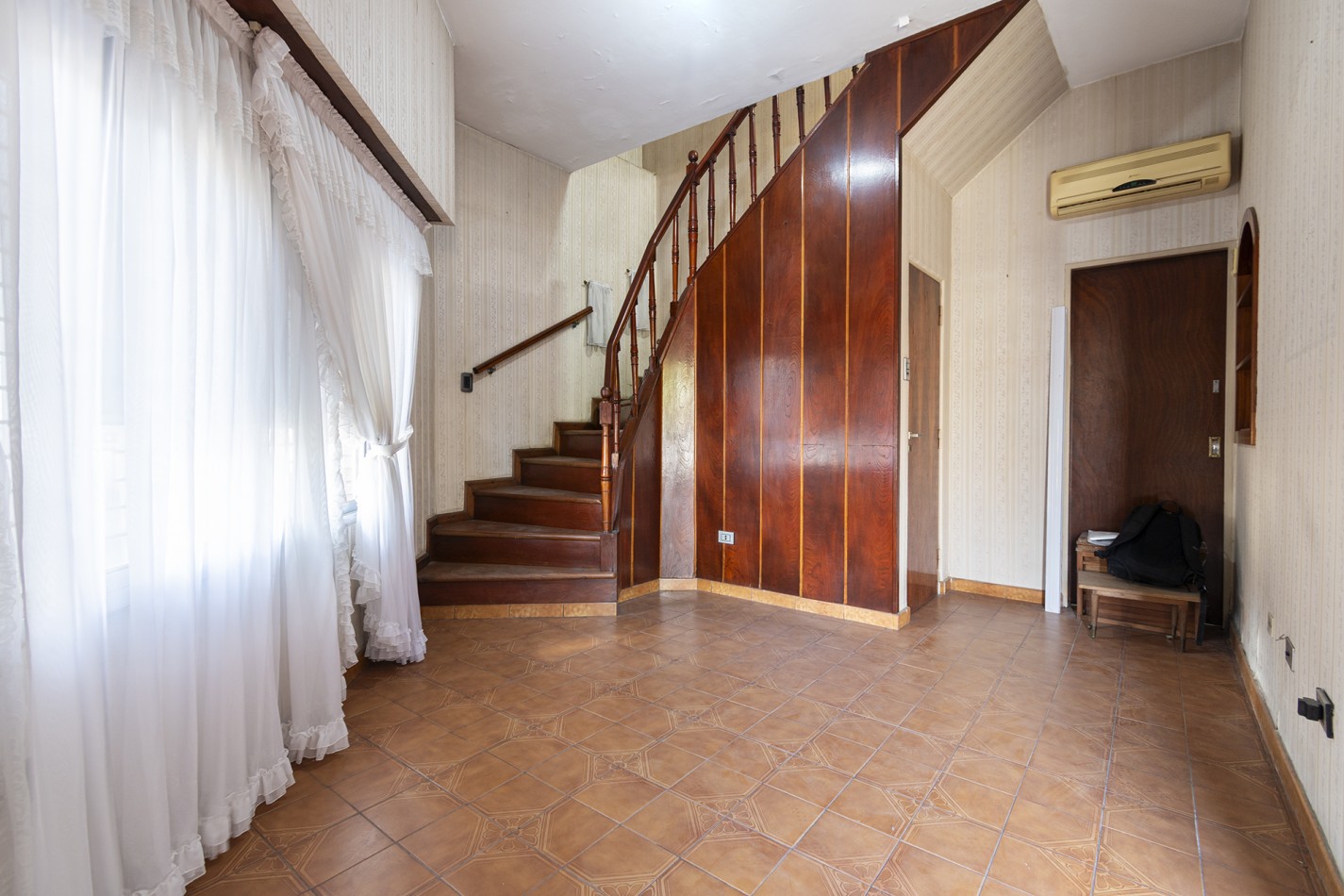 Excelente Casa de 4 Ambientes en Esquina con Cochera, Terraza y Parrilla