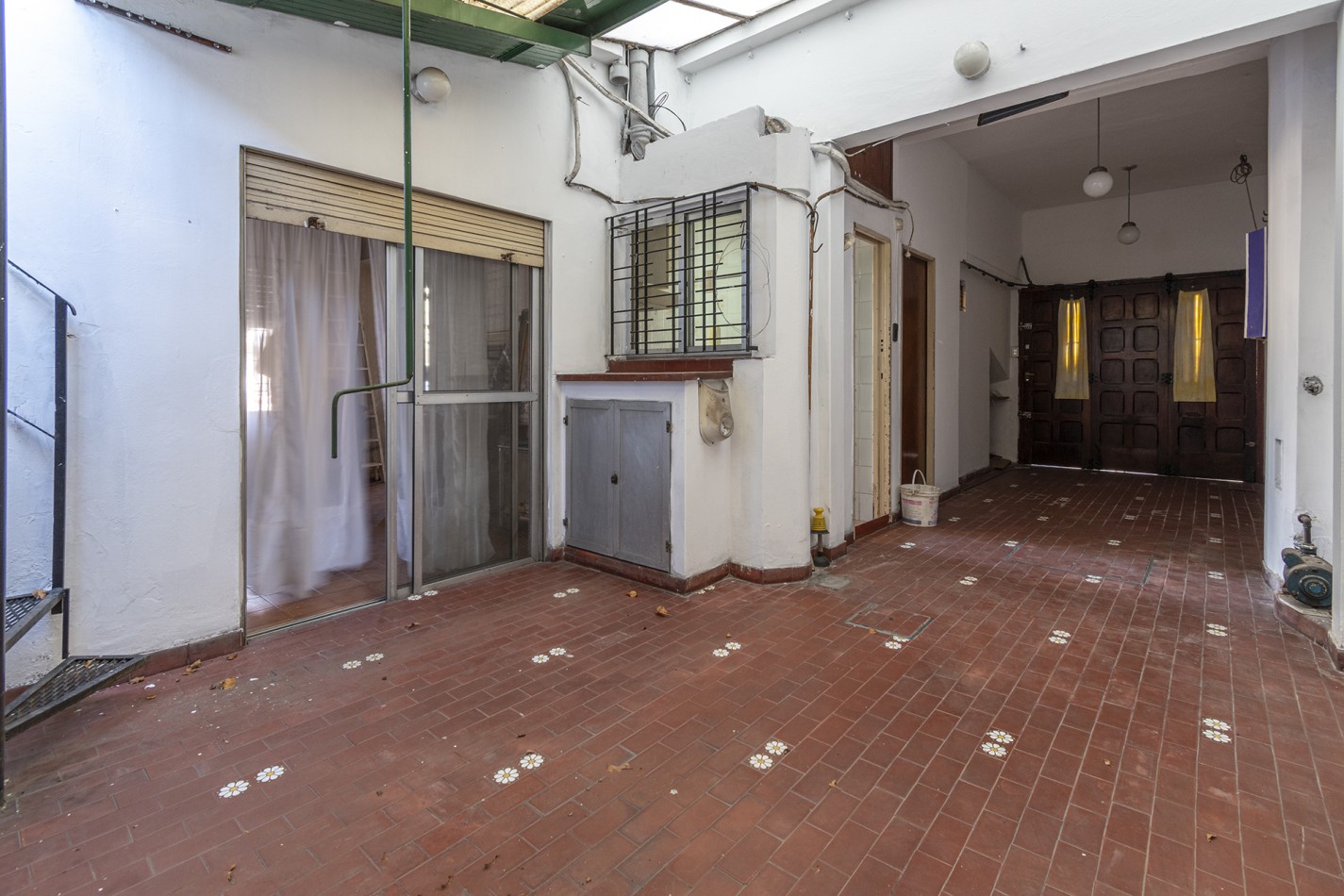Excelente Casa de 4 Ambientes en Esquina con Cochera, Terraza y Parrilla