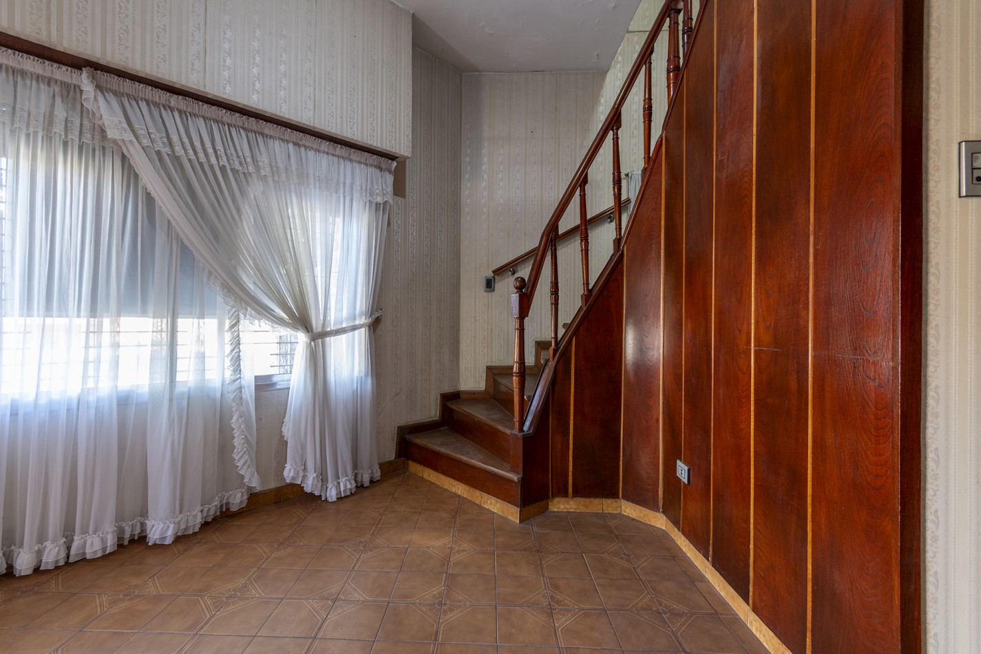 Excelente Casa de 4 Ambientes en Esquina con Cochera, Terraza y Parrilla