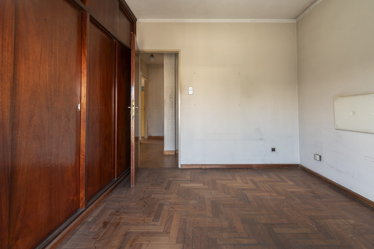 Excelente Casa de 4 Ambientes en Esquina con Cochera, Terraza y Parrilla