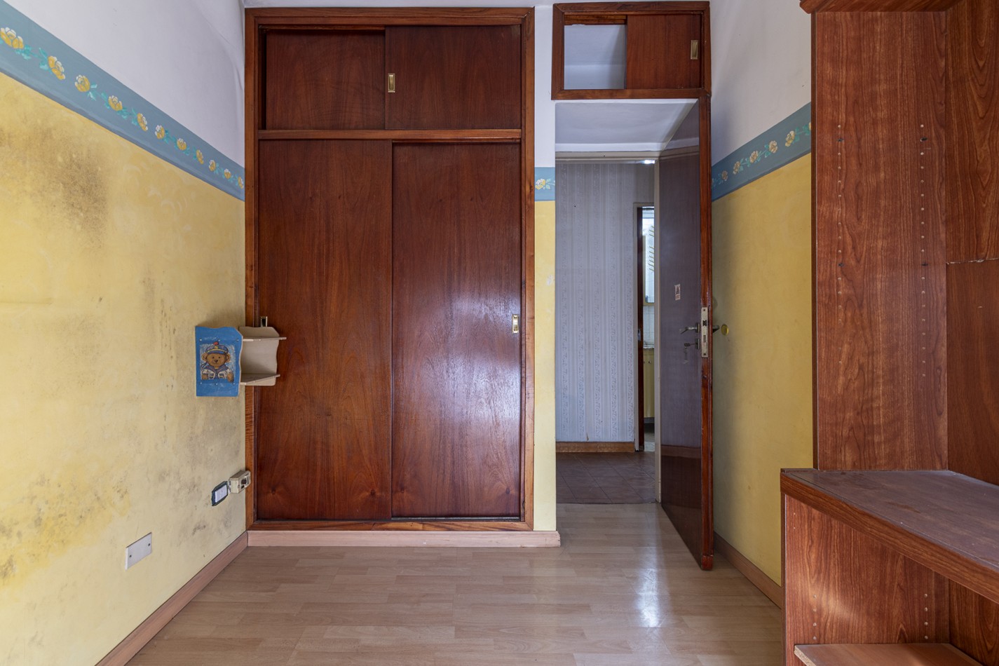 Excelente Casa de 4 Ambientes en Esquina con Cochera, Terraza y Parrilla