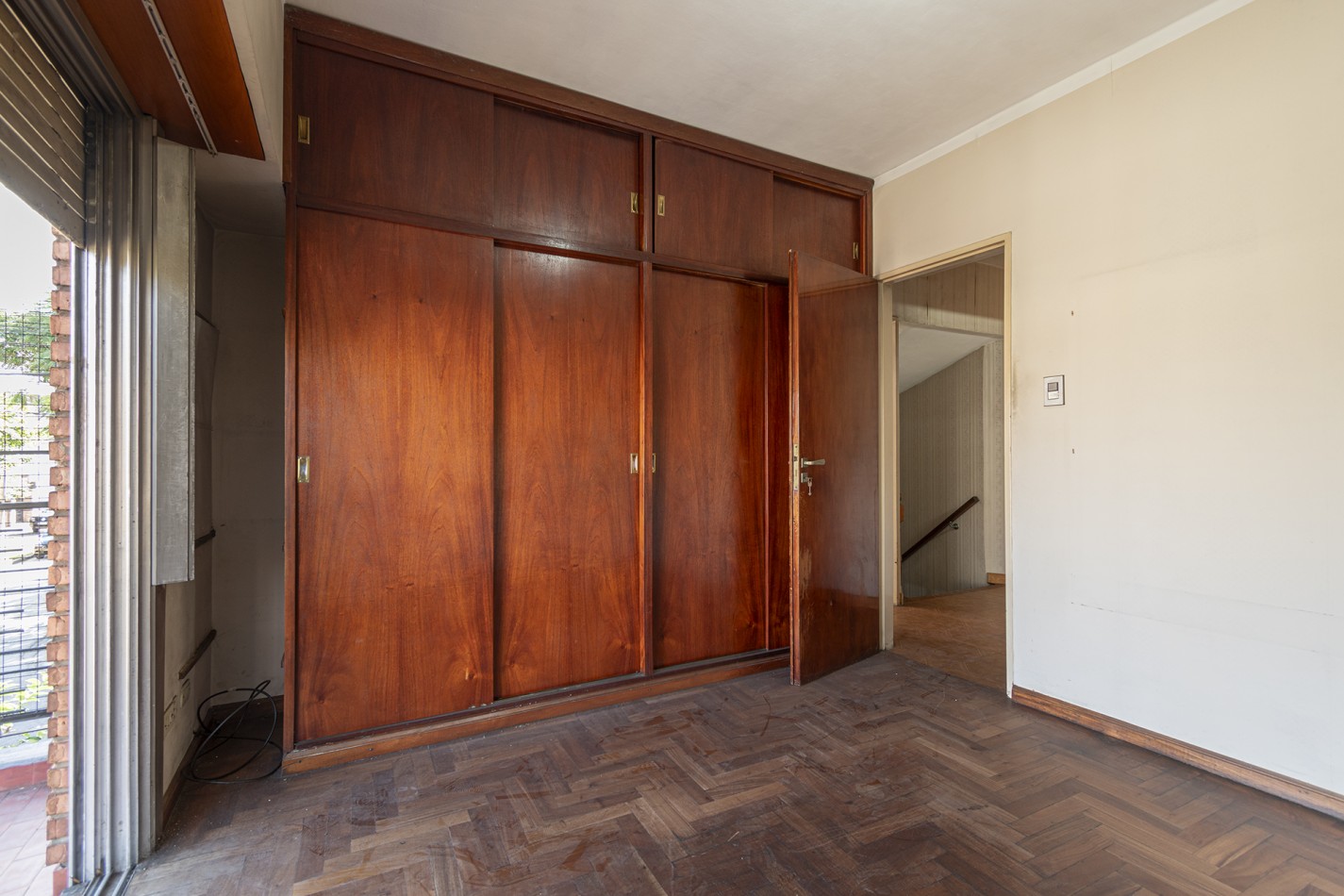 Excelente Casa de 4 Ambientes en Esquina con Cochera, Terraza y Parrilla