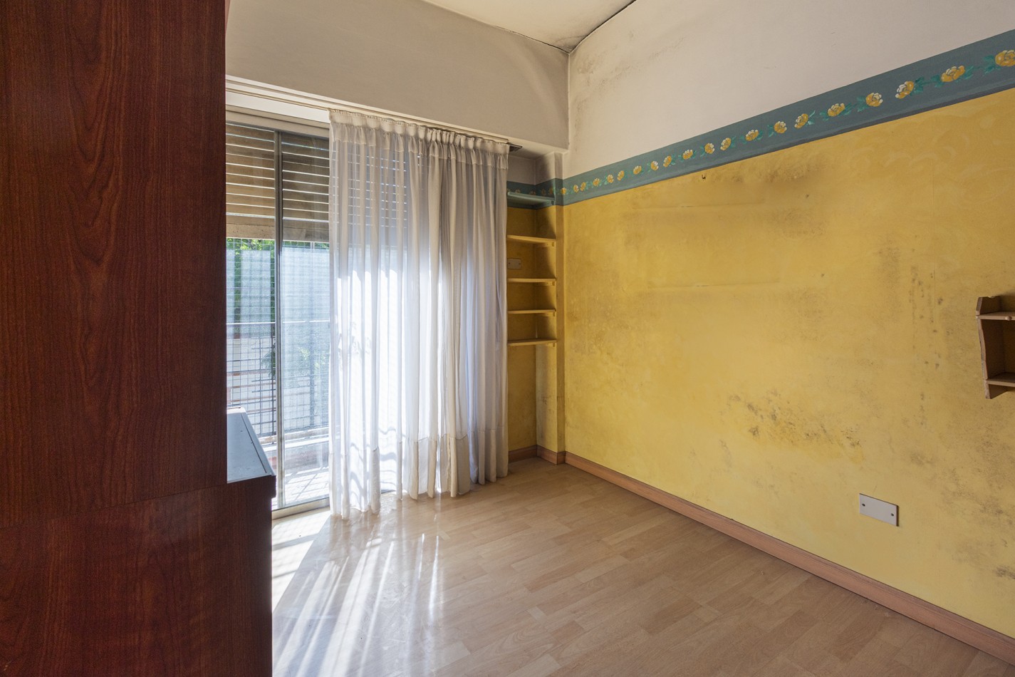 Excelente Casa de 4 Ambientes en Esquina con Cochera, Terraza y Parrilla