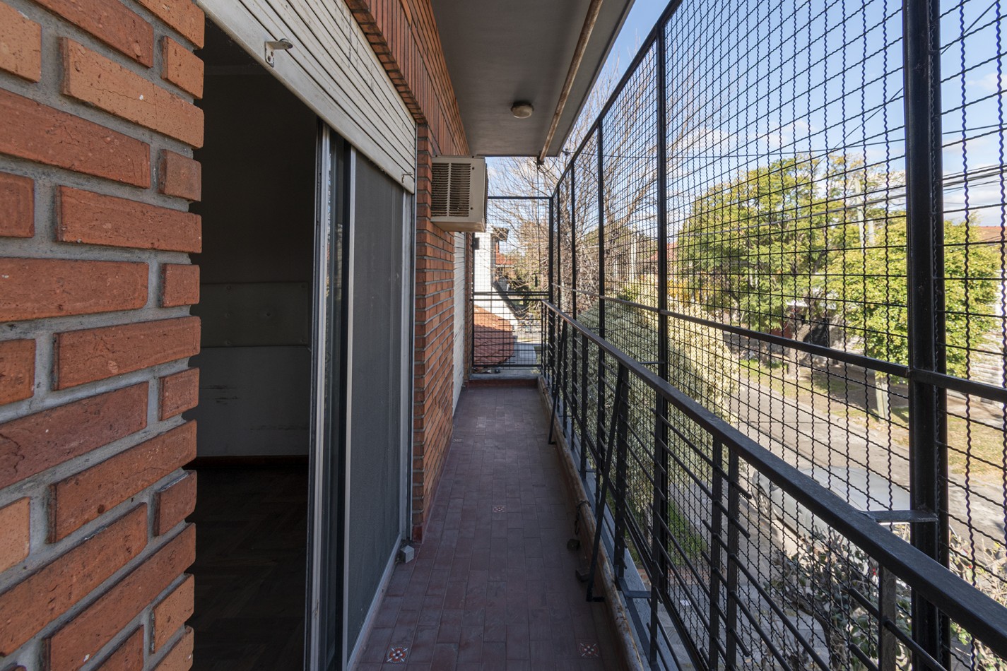 Excelente Casa de 4 Ambientes en Esquina con Cochera, Terraza y Parrilla