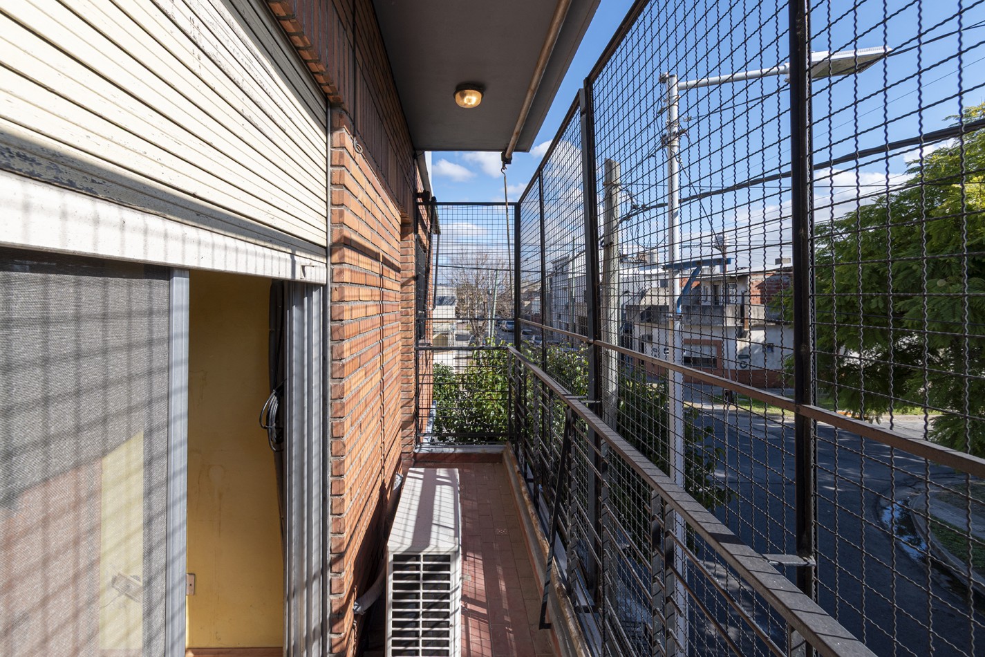 Excelente Casa de 4 Ambientes en Esquina con Cochera, Terraza y Parrilla