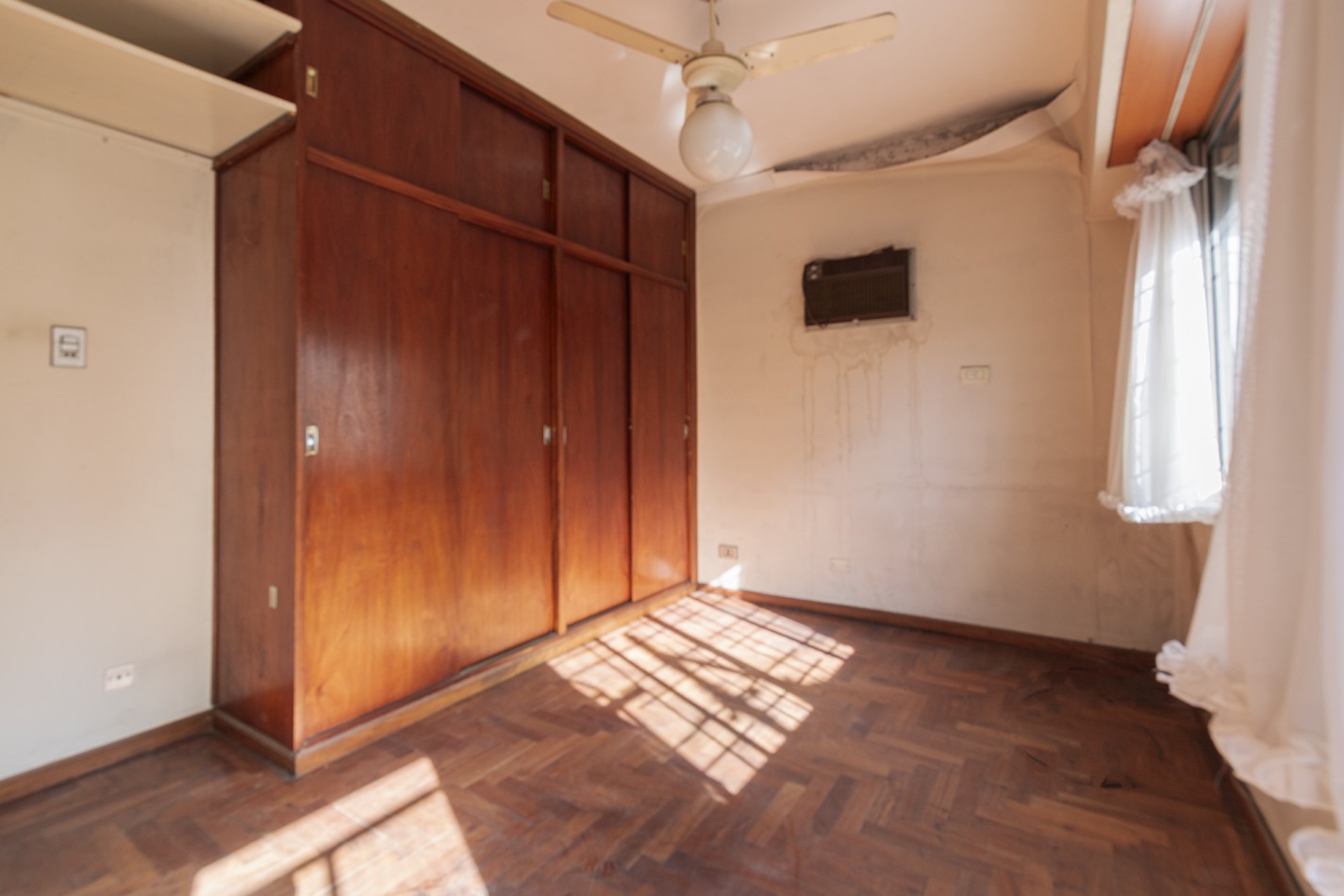 Excelente Casa de 4 Ambientes en Esquina con Cochera, Terraza y Parrilla