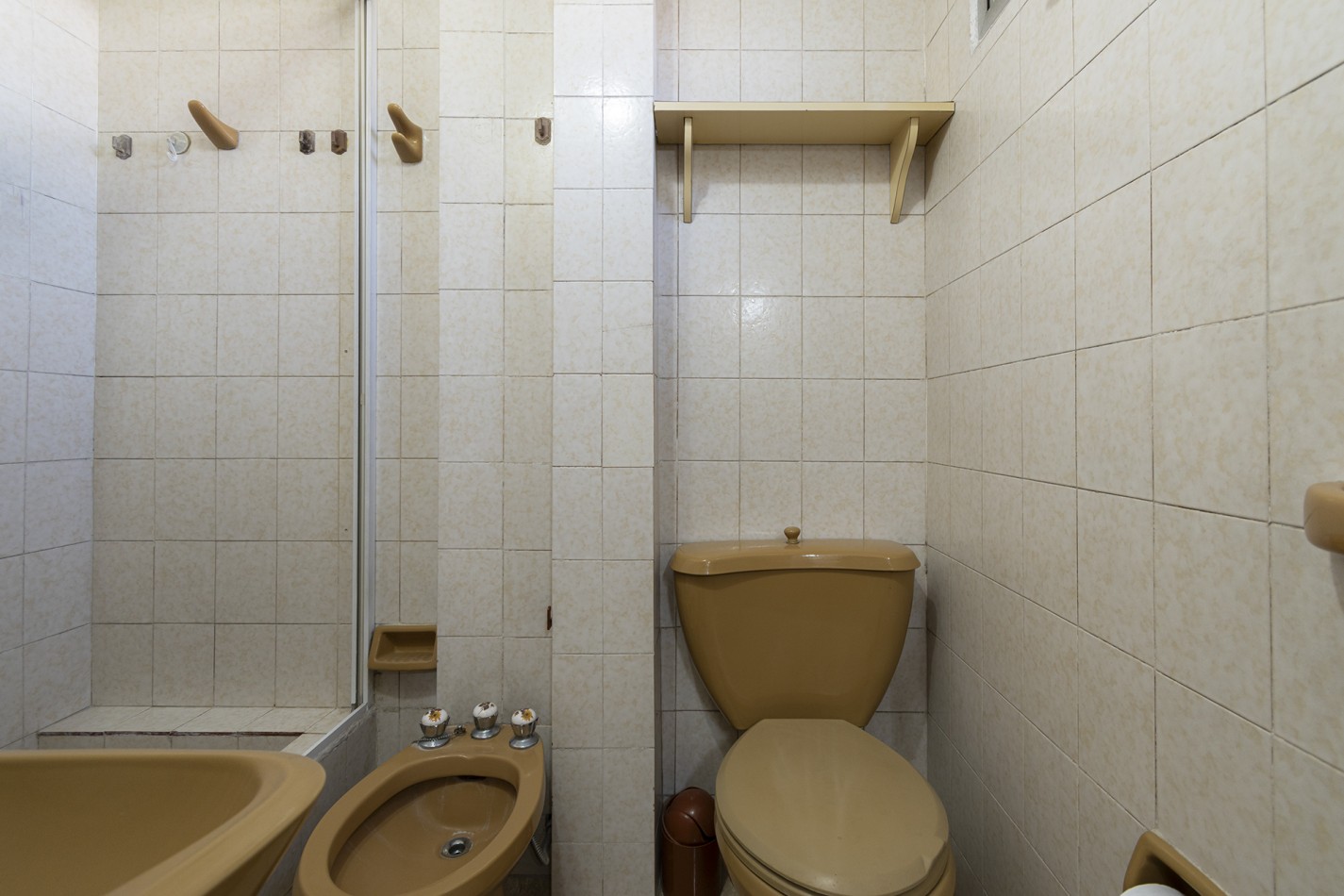 Excelente Casa de 4 Ambientes en Esquina con Cochera, Terraza y Parrilla
