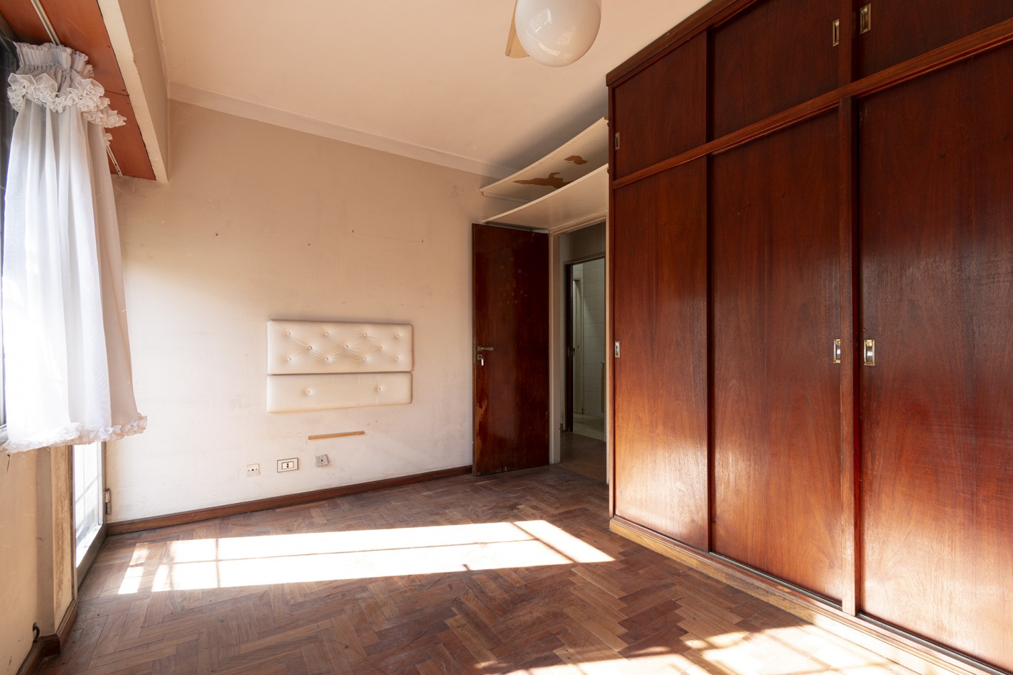 Excelente Casa de 4 Ambientes en Esquina con Cochera, Terraza y Parrilla