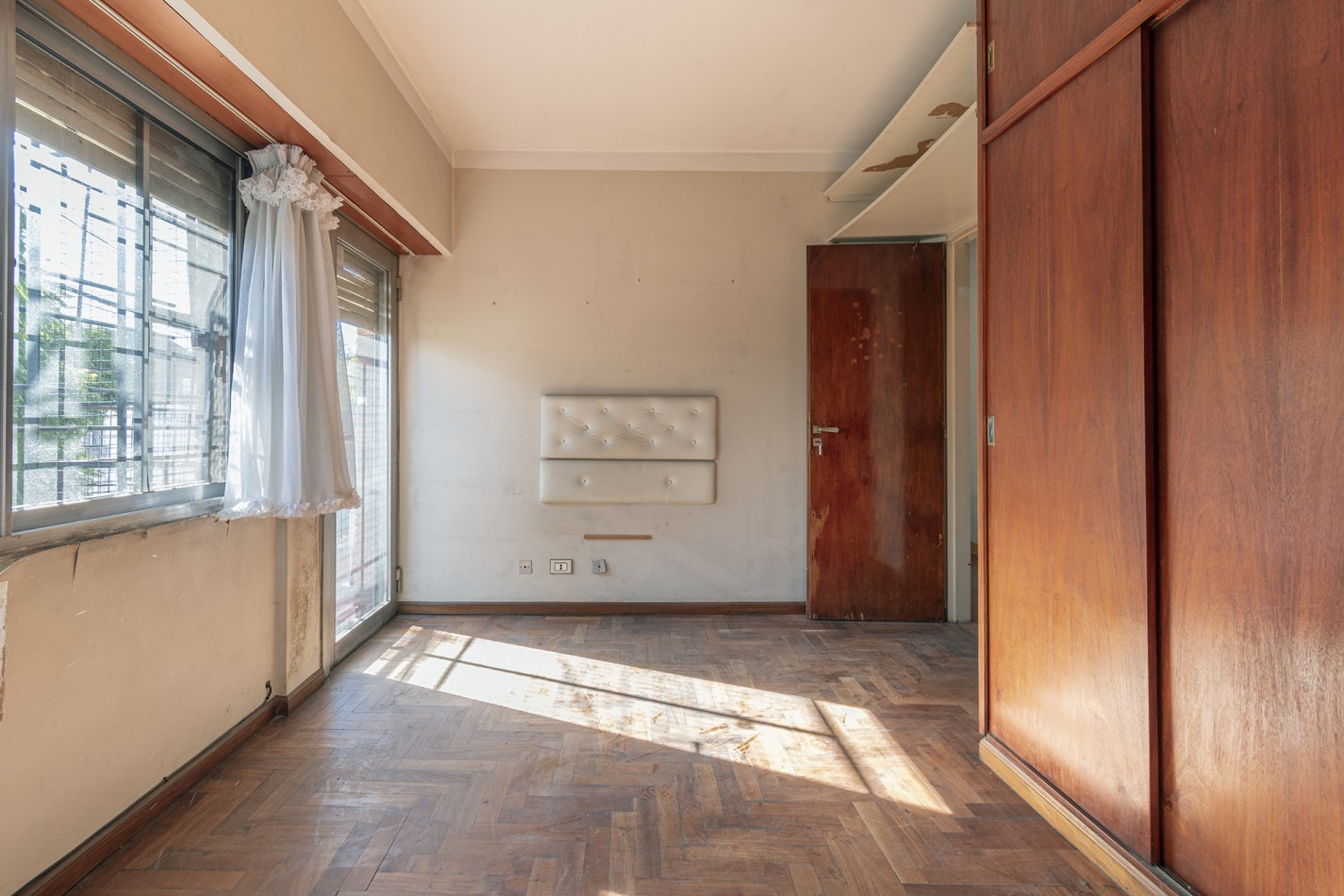 Excelente Casa de 4 Ambientes en Esquina con Cochera, Terraza y Parrilla