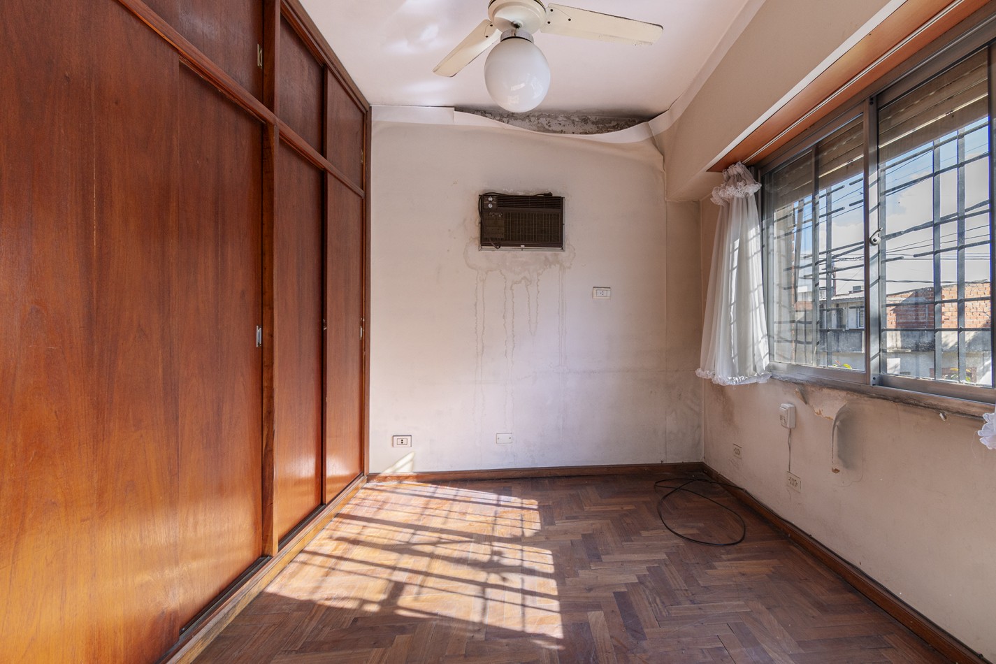 Excelente Casa de 4 Ambientes en Esquina con Cochera, Terraza y Parrilla