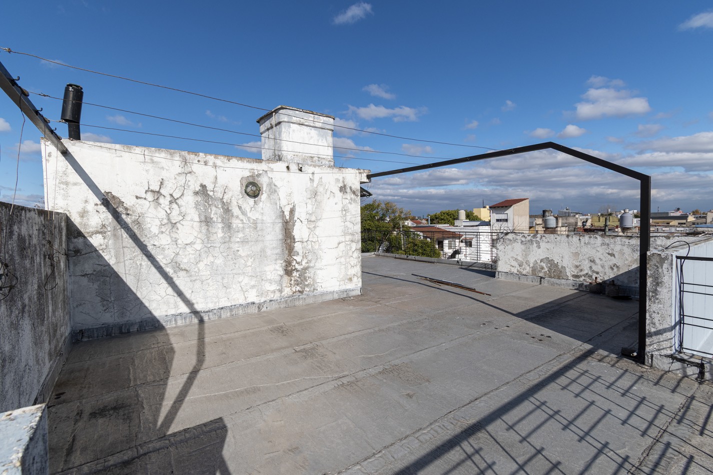 Excelente Casa de 4 Ambientes en Esquina con Cochera, Terraza y Parrilla