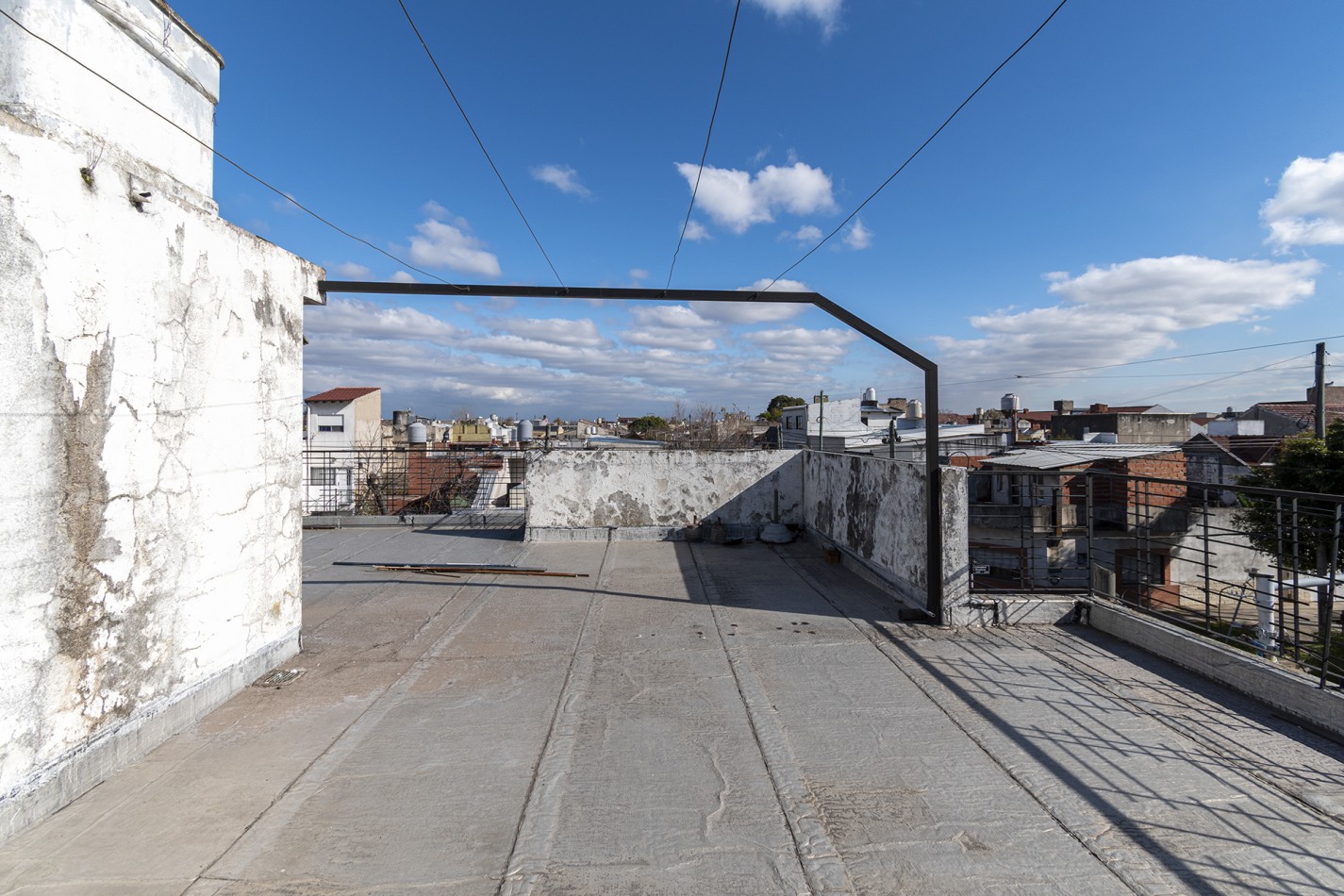 Excelente Casa de 4 Ambientes en Esquina con Cochera, Terraza y Parrilla