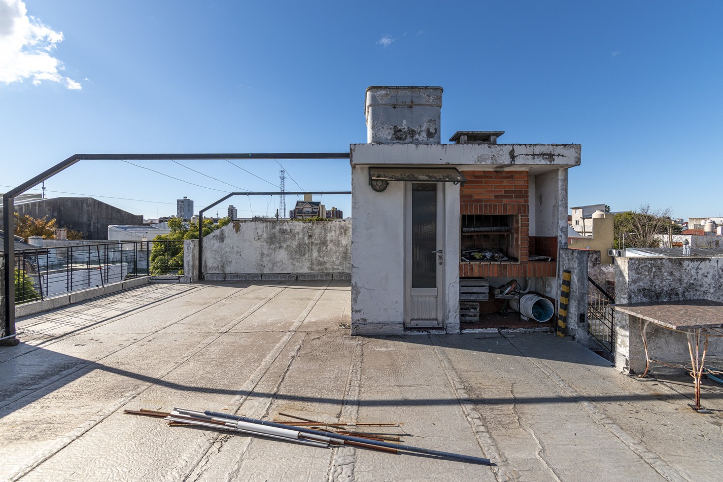 Excelente Casa de 4 Ambientes en Esquina con Cochera, Terraza y Parrilla