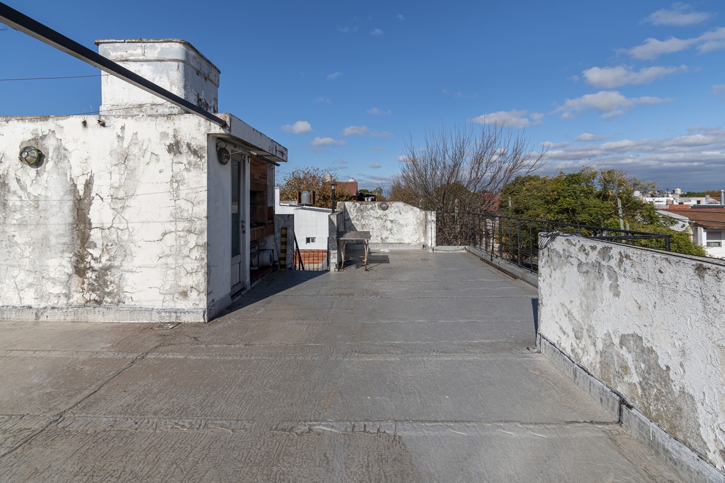 Excelente Casa de 4 Ambientes en Esquina con Cochera, Terraza y Parrilla
