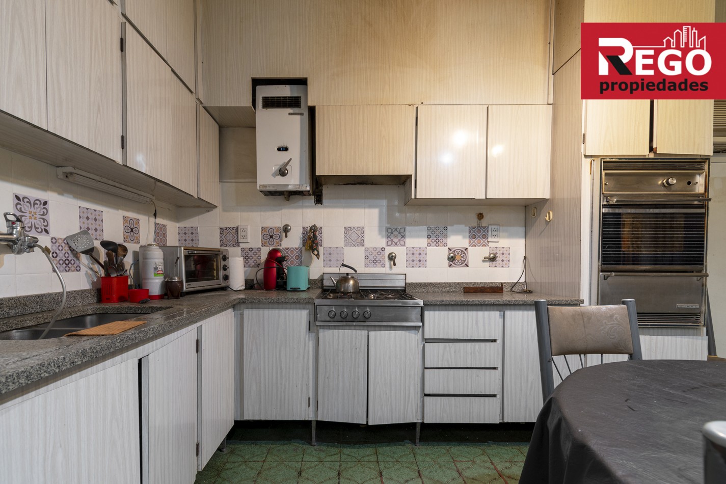 VENTA DE PROPIEDAD EN ESQUINA DE 3 DEPARTAMENTOS Y 3 LOCALES