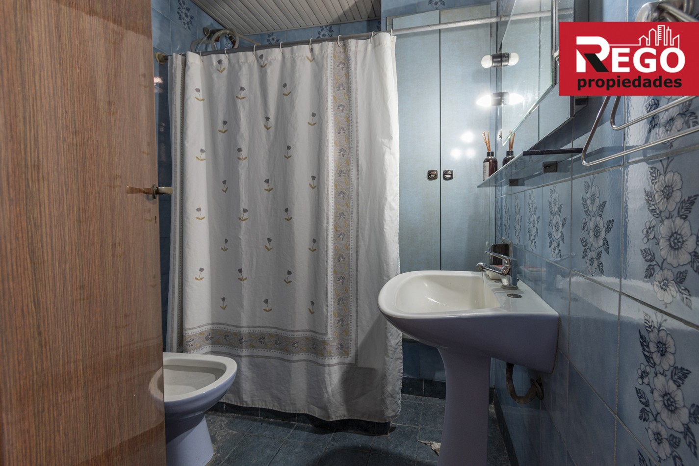 VENTA DE PROPIEDAD EN ESQUINA DE 3 DEPARTAMENTOS Y 3 LOCALES