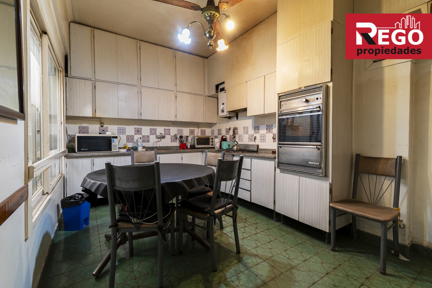 VENTA DE PROPIEDAD EN ESQUINA DE 3 DEPARTAMENTOS Y 3 LOCALES