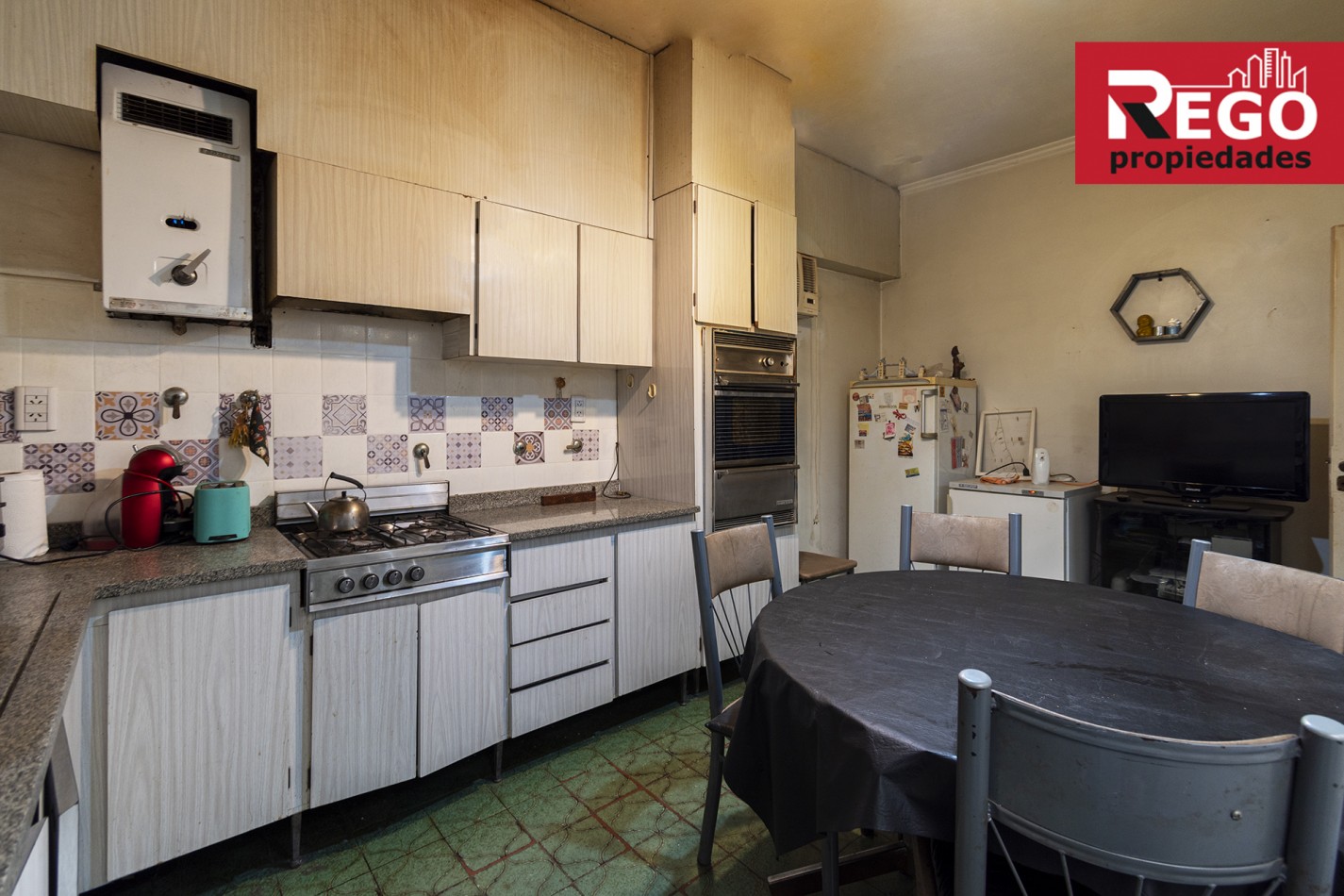 VENTA DE PROPIEDAD EN ESQUINA DE 3 DEPARTAMENTOS Y 3 LOCALES