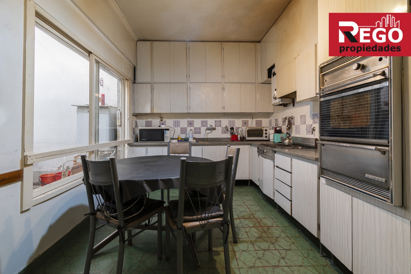VENTA DE PROPIEDAD EN ESQUINA DE 3 DEPARTAMENTOS Y 3 LOCALES