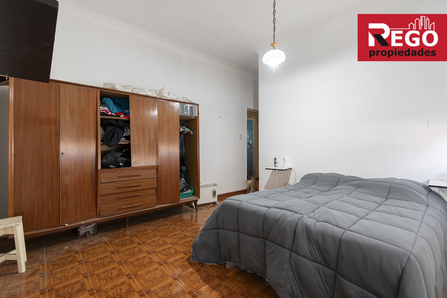 VENTA DE PROPIEDAD EN ESQUINA DE 3 DEPARTAMENTOS Y 3 LOCALES