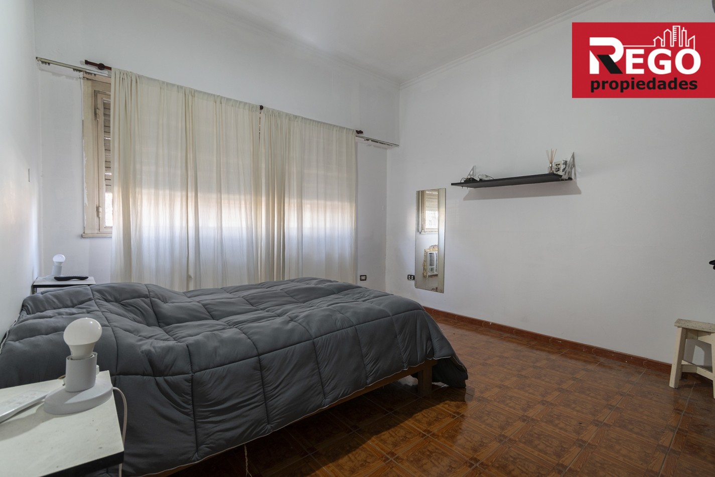 VENTA DE PROPIEDAD EN ESQUINA DE 3 DEPARTAMENTOS Y 3 LOCALES