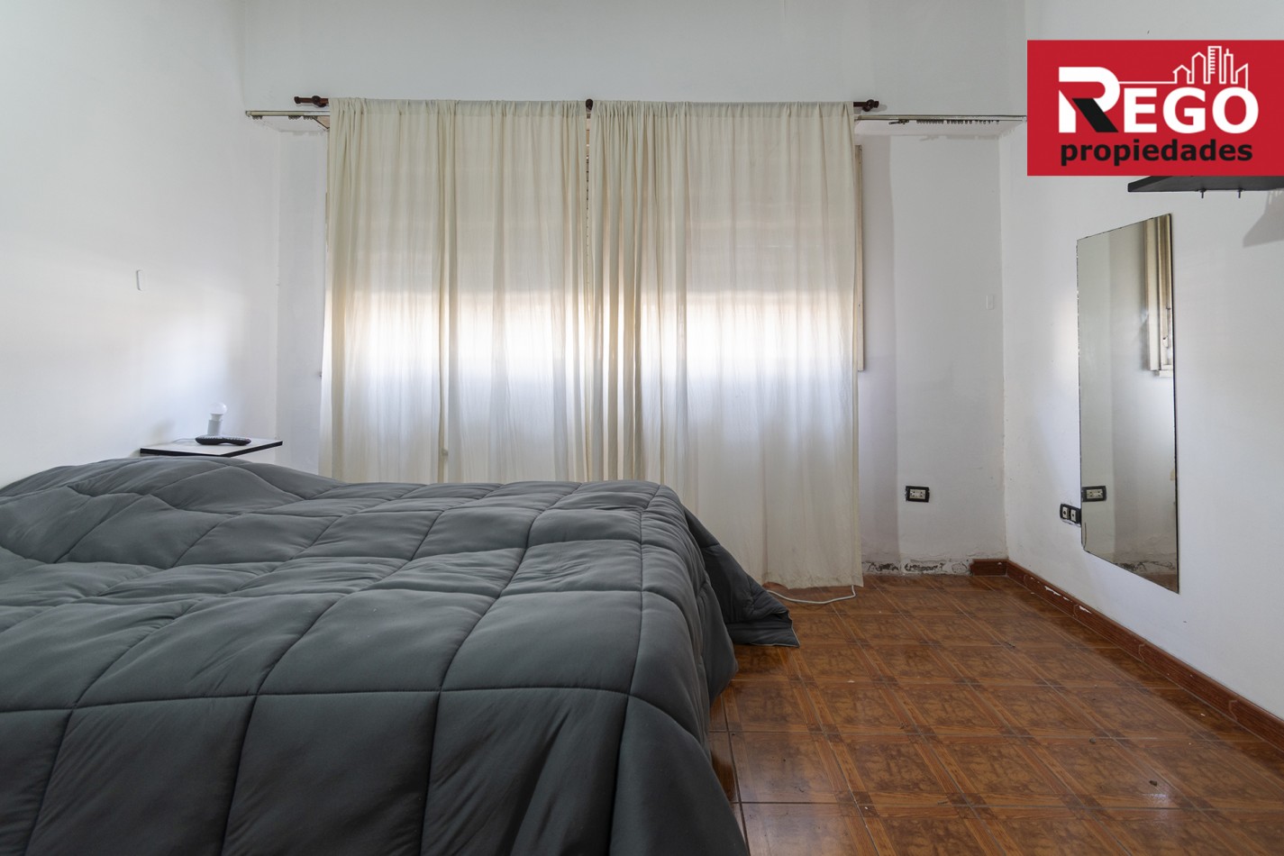 VENTA DE PROPIEDAD EN ESQUINA DE 3 DEPARTAMENTOS Y 3 LOCALES
